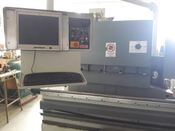 Centro di lavoro per la produzione di finestre in legno