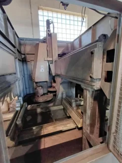 Centro di lavoro per profili in alluminio MECAL