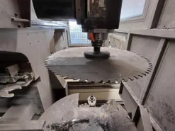 Centro di lavoro per profili in alluminio MECAL