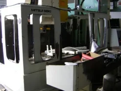8#4997 Centro di lavoro Takisawa e fresatrice Secmu