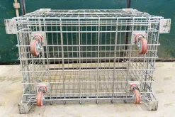 Ceste zincate con ruote o carrelli ripiegabili usati