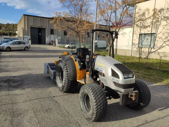 Cod. 001 Trattore Lamborghini 50 CV 4 Ruote Motrici e Puliscispiaggia EvoPlus - TUAREG