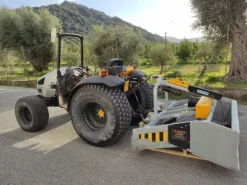 Cod. 001 Trattore Lamborghini 50 CV 4 Ruote Motrici e Puliscispiaggia EvoPlus - TUAREG