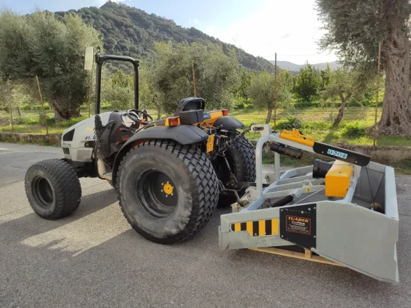 Cod. 001 Trattore Lamborghini 50 CV 4 Ruote Motrici e Puliscispiaggia EvoPlus - TUAREG