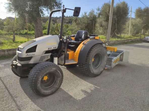 Cod. 001 Trattore Lamborghini 50 CV 4 Ruote Motrici e Puliscispiaggia EvoPlus - TUAREG
