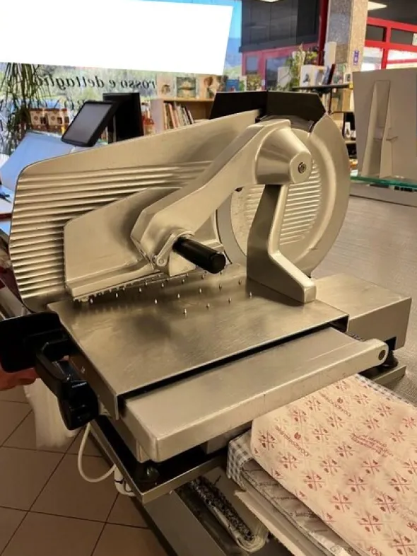 1#7741 Compendio di azienda dedita alla macellazione e al commercio all'ingrosso di bestiame