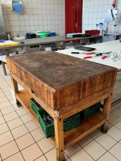 1#7741 Compendio di azienda dedita alla macellazione e al commercio all'ingrosso di bestiame