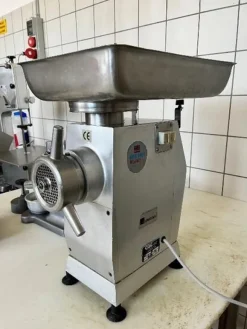 1#7741 Compendio di azienda dedita alla macellazione e al commercio all'ingrosso di bestiame