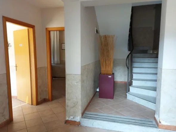 #11162 Compendio di 3 capannoni (A-B-C) con uffici e terreni attigui