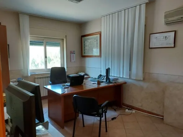 #11162 Compendio di 3 capannoni (A-B-C) con uffici e terreni attigui