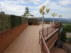 #7941 Complesso alberghiero con discoteca e terreni agricoli