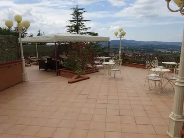 #7941 Complesso alberghiero con discoteca e terreni agricoli