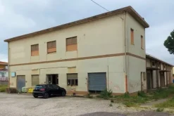 #20408 Complesso artigianale con cortile e pertinenze