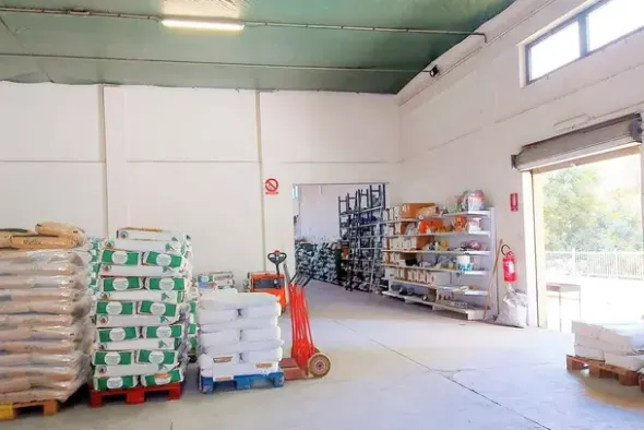 #20405 Complesso artigianale con cortile e pertinenze