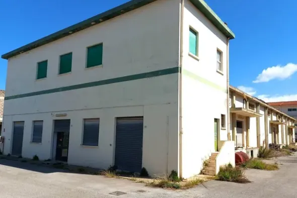 #21454 Complesso artigianale con cortile e pertinenze