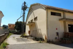 #21454 Complesso artigianale con cortile e pertinenze