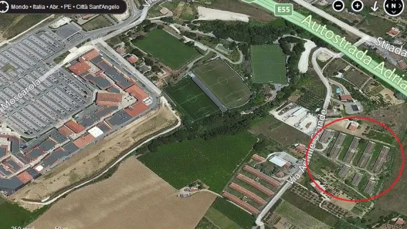 COMPLESSO AZIENDALE CON VARI CAPANNONI