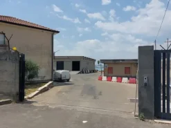 #18407 Complesso commerciale composto da capannoni, tettoie ed un edificio con uffici ed abitazione