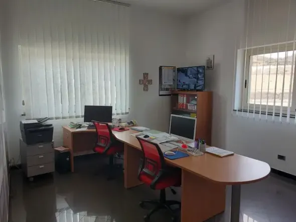 #18407 Complesso commerciale composto da capannoni, tettoie ed un edificio con uffici ed abitazione