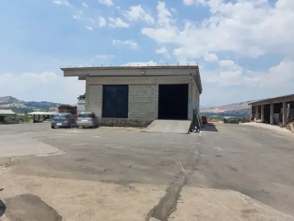 #18407 Complesso commerciale composto da capannoni, tettoie ed un edificio con uffici ed abitazione
