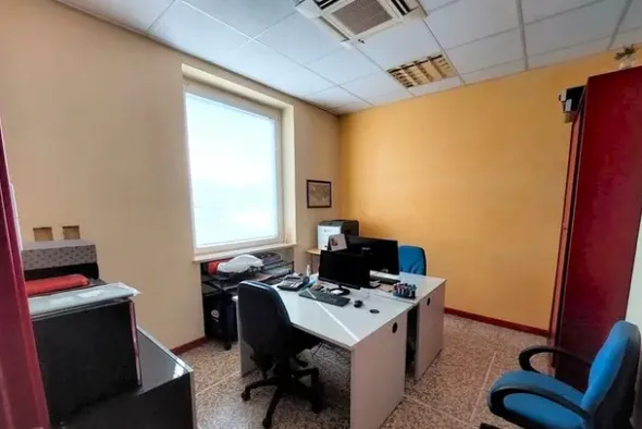 #23530 Complesso commerciale con depositi esterni