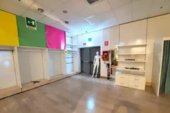 #23530 Complesso commerciale con depositi esterni
