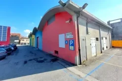 #23530 Complesso commerciale con depositi esterni