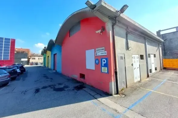 #23530 Complesso commerciale con depositi esterni