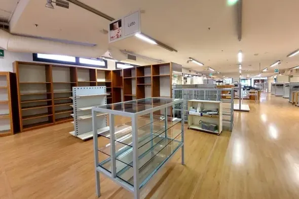#23531 Complesso commerciale e ampio parcheggio
