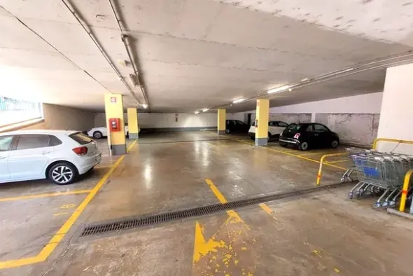 #23531 Complesso commerciale e ampio parcheggio