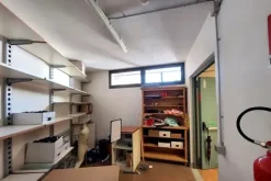 #23531 Complesso commerciale e ampio parcheggio