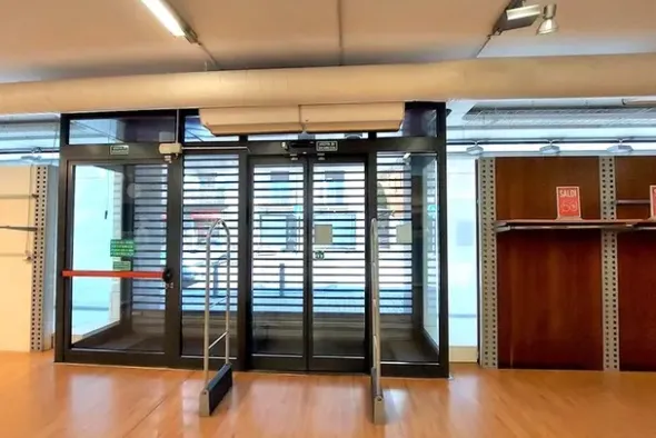 #23531 Complesso commerciale e ampio parcheggio