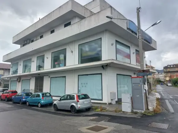 #2638725 Complesso commerciale su due piani