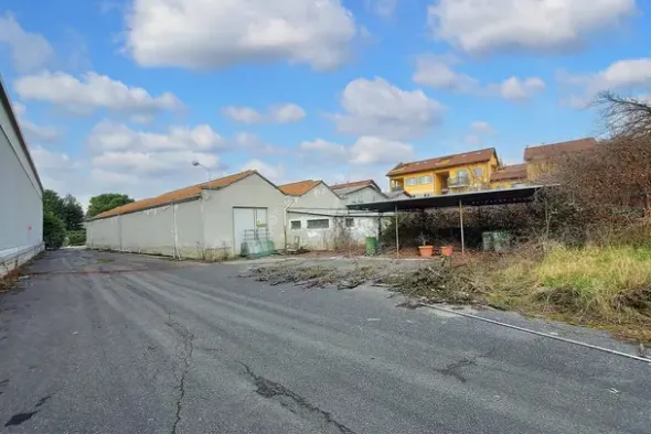 #19899 Complesso con area esterna a destinazione residenziale