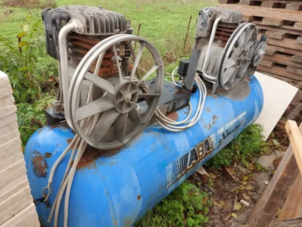 4#6541 Compressore Abac e cisterna per gasolio