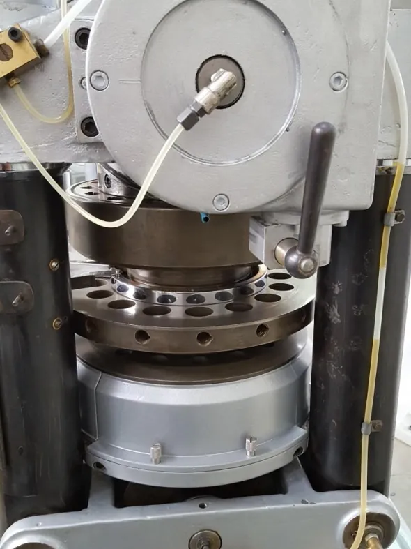 COMPRIMITRICE ROTATIVA – MANESTY MOD. BETAPRESS