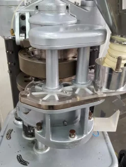 COMPRIMITRICE ROTATIVA – MANESTY MOD. BETAPRESS
