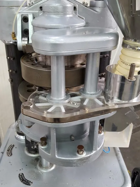 COMPRIMITRICE ROTATIVA – MANESTY MOD. BETAPRESS