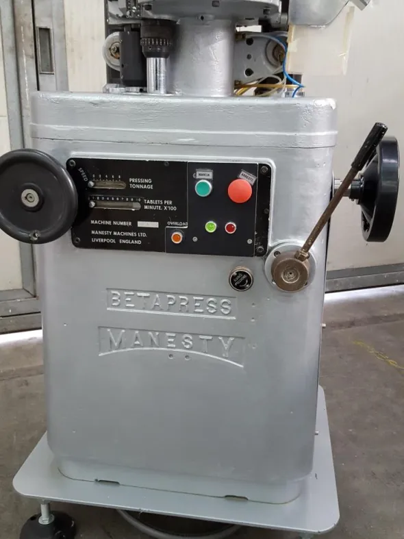 COMPRIMITRICE ROTATIVA – MANESTY MOD. BETAPRESS