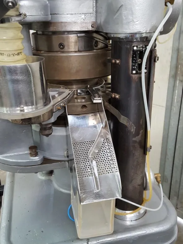 COMPRIMITRICE ROTATIVA – MANESTY MOD. BETAPRESS