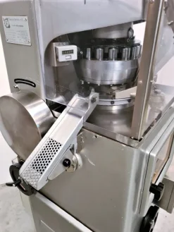 COMPRIMITRICE ROTATIVA RONCHI AM 13/15(PH-PR-COM-37)