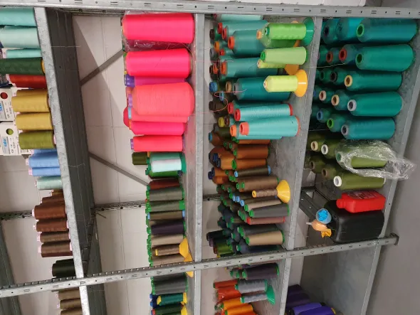 Cono di cotone colorato per macchina da cucire