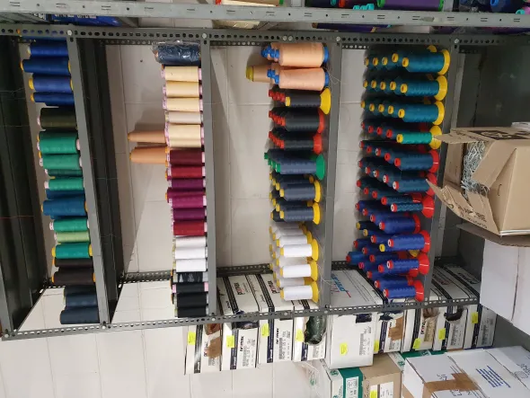 Cono di cotone colorato per macchina da cucire