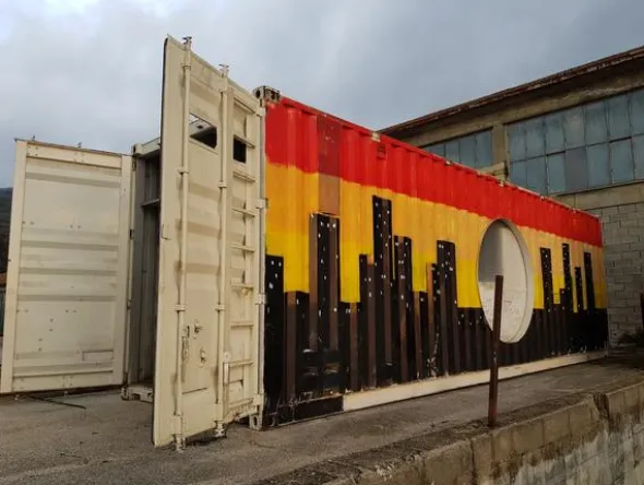 2#4125 Container con attrezzature