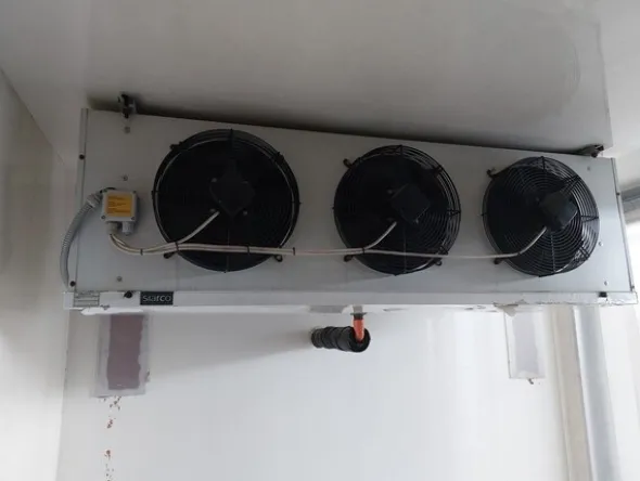 5#7220 Container isotermico e arredi ufficio