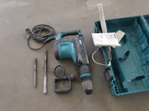 Demolitore elettrico Makita usato HM1203C