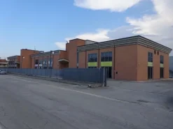 #8235 Deposito in complesso commerciale