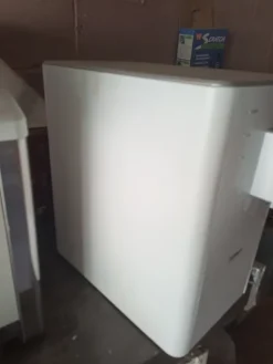 Dispositivo trattamento acqua refrigerata e frizzante