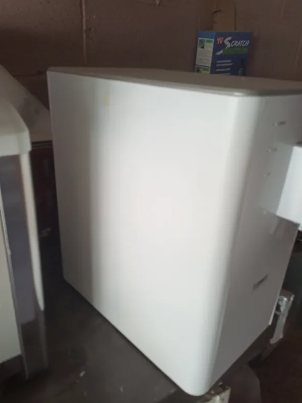 Dispositivo trattamento acqua refrigerata e frizzante