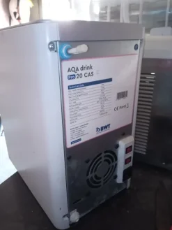Dispositivo trattamento acqua refrigerata e frizzante